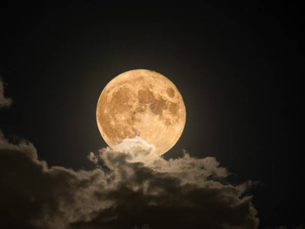 Mơ thấy mặt trăng mang đến điềm báo gì? Ý nghĩa giấc mơ 2