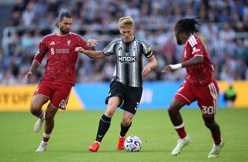 Bài toán tuyến giữa và hệ thống chiến thuật của Xabi Alonso Pha bóng đáng chú ý liên quan đến bài toán tuyến giữa và hệ thống chiến thuật của Xabi Alonso