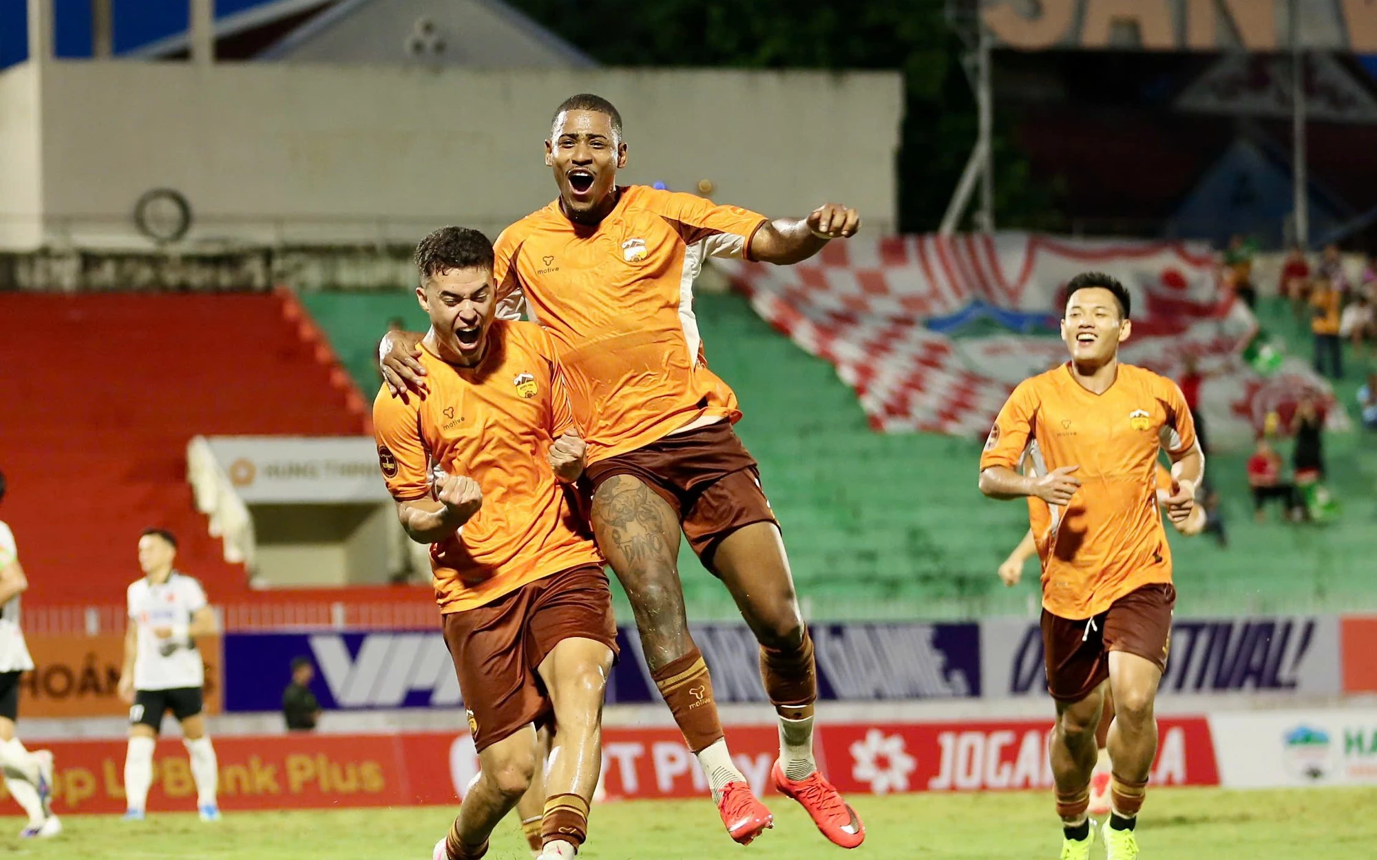 Hình ảnh thi đấu trận đấu: BXH V-League: HAGL chưa thoát hiểm, Thanh Hóa gây sốc cực đại