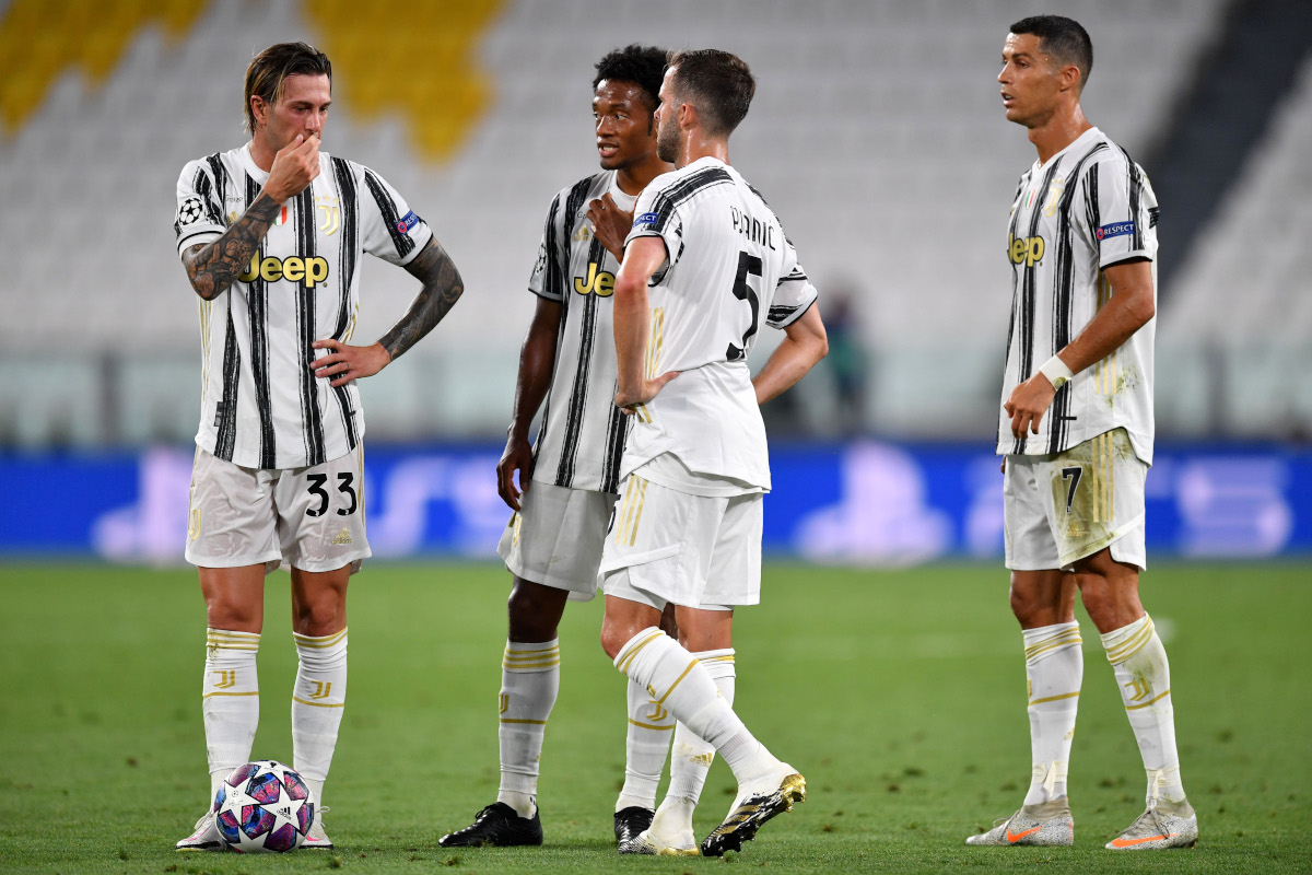 Tình huống thi đấu trong phần chiêu trò tinh vi của huấn luyện viên Max Allegri trên đường pitch