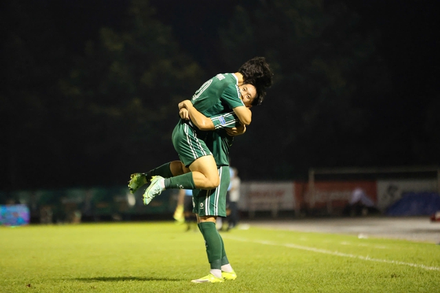 Hình ảnh thi đấu trận đấu: Công Phượng rực sáng giúp TP.Đồng Nai FC thắng ngược nghẹt thở