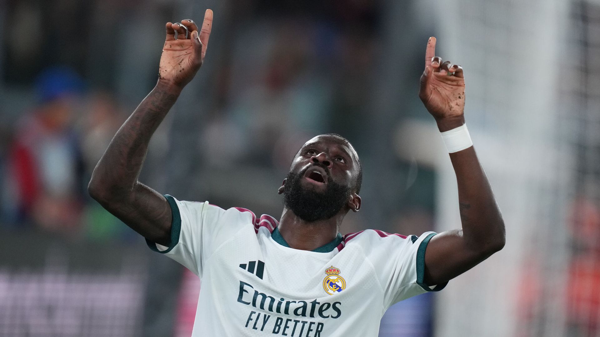 Hình ảnh thi đấu trận đấu: HLV Mourinho nhận lỗi vì hiệp một tệ hại của Real Madrid