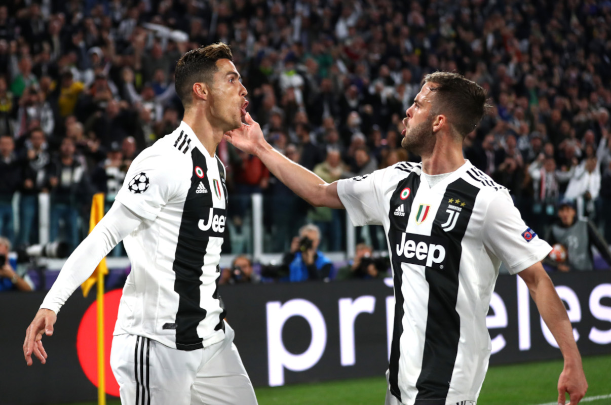 Hình ảnh thi đấu trận đấu: Miralem Pjanic tiết lộ chiêu trò của Allegri với Cristiano Ronaldo
