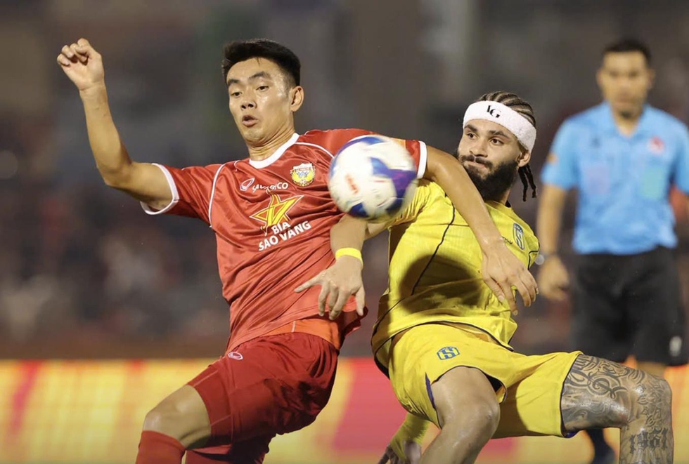 Hình ảnh thi đấu trận đấu: SLNA lỡ ngôi đầu V-League, Nam Định bứt phá mạnh mẽ trong tốp 4