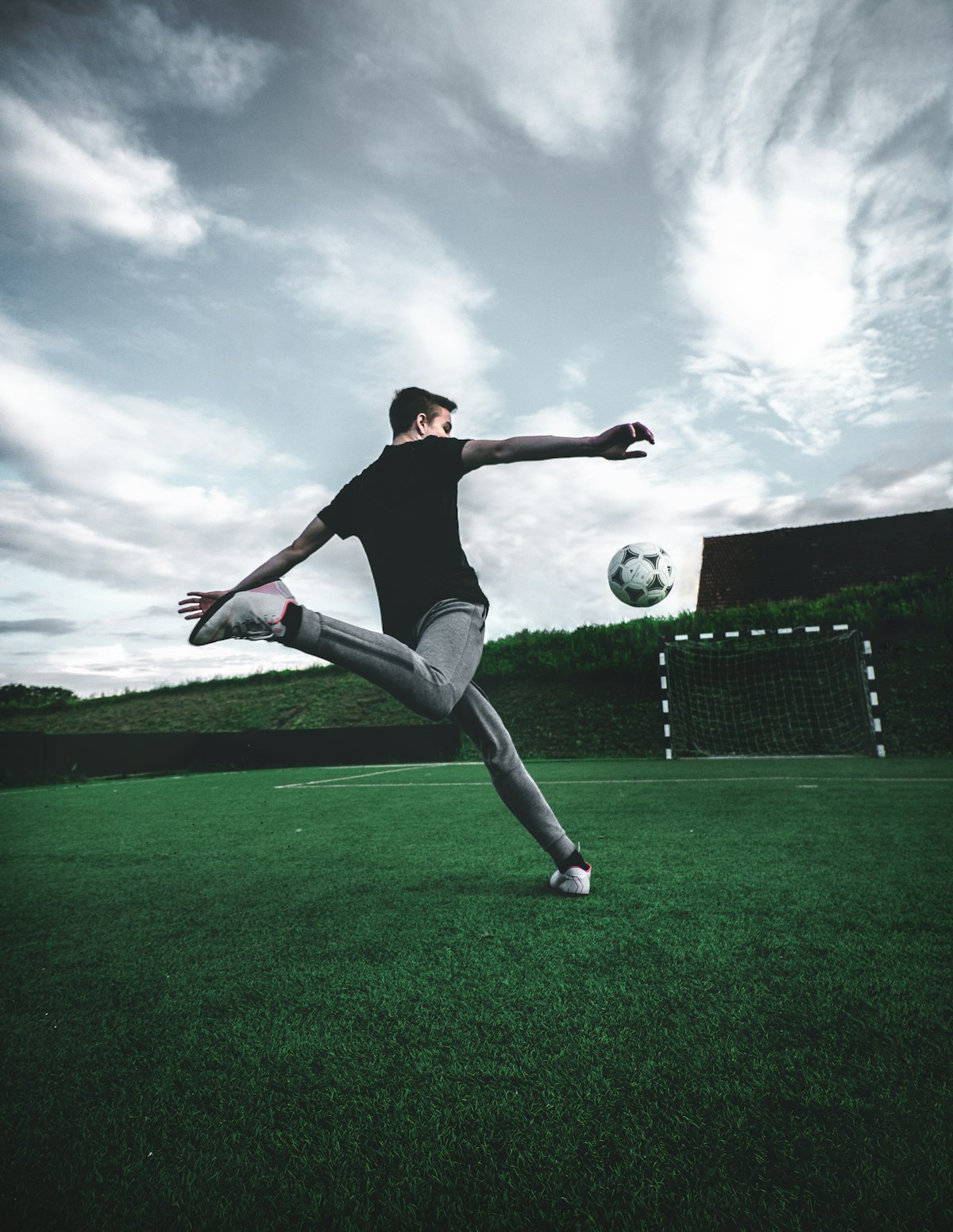 Sức ép đè nặng lên vai đội chủ nhà Lens tại chảo lửa Stade... Hình ảnh diễn biến sức ép đè nặng lên vai đội chủ nhà Lens tại chảo lửa Stade Bollaert-Delelis