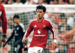 Tình huống thi đấu trong phần sức ép đè nặng lên vai Michael Carrick và thượng tầng Old Trafford