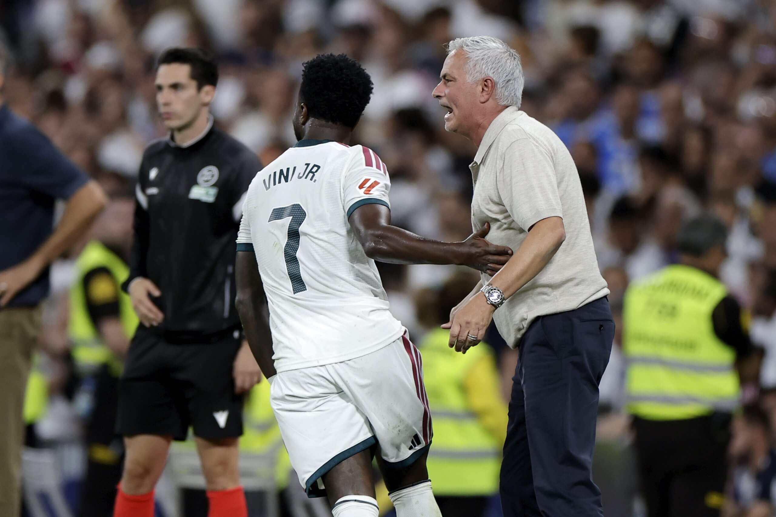 Sức ép từ chiếc ghế nóng tại sân Santiago Bernabeu Tình huống thi đấu trong phần sức ép từ chiếc ghế nóng tại sân Santiago Bernabeu